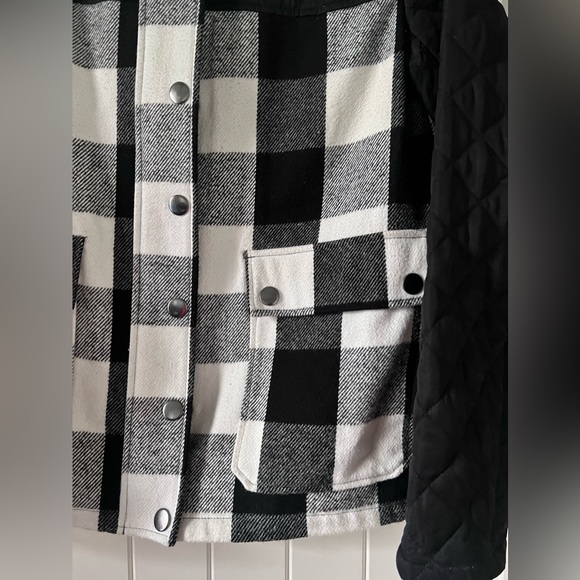 Women's Bass Outdoor Jacket Size Medium Plaid White/Black Shacket Soft Flannel - Picture 3 of 8